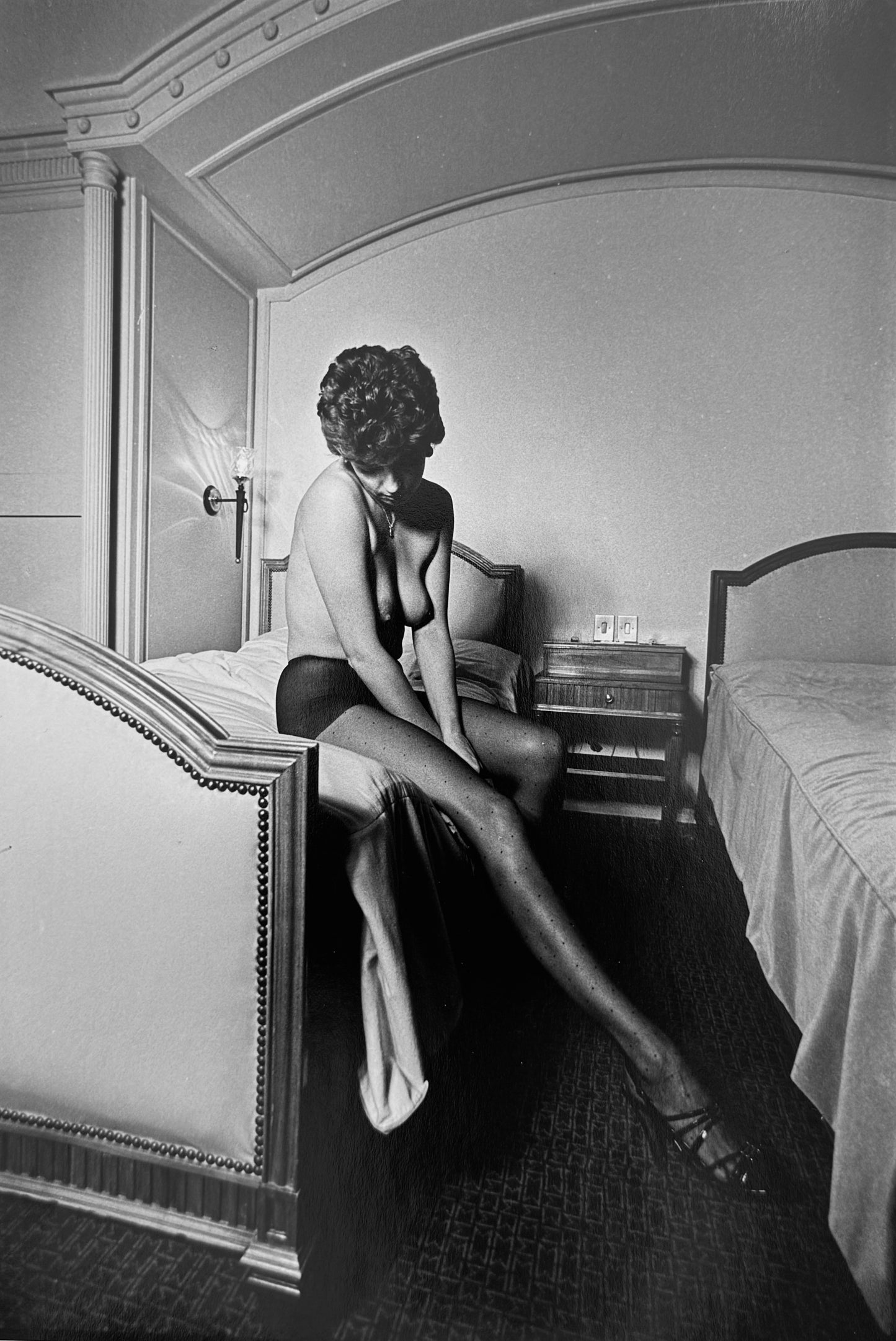 Assise au bord du lit - 1983 Œuvre originale de Michel Pinel