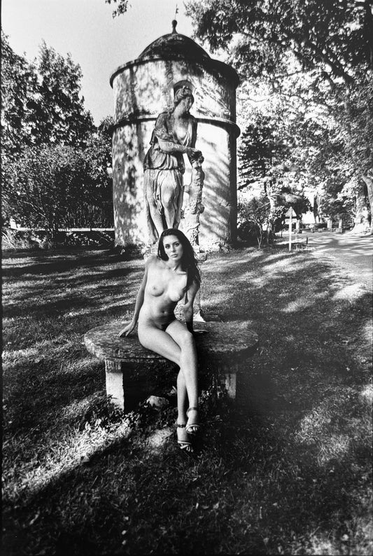 Dodie assise sur le banc - 2006 Œuvre originale de Michel Pinel